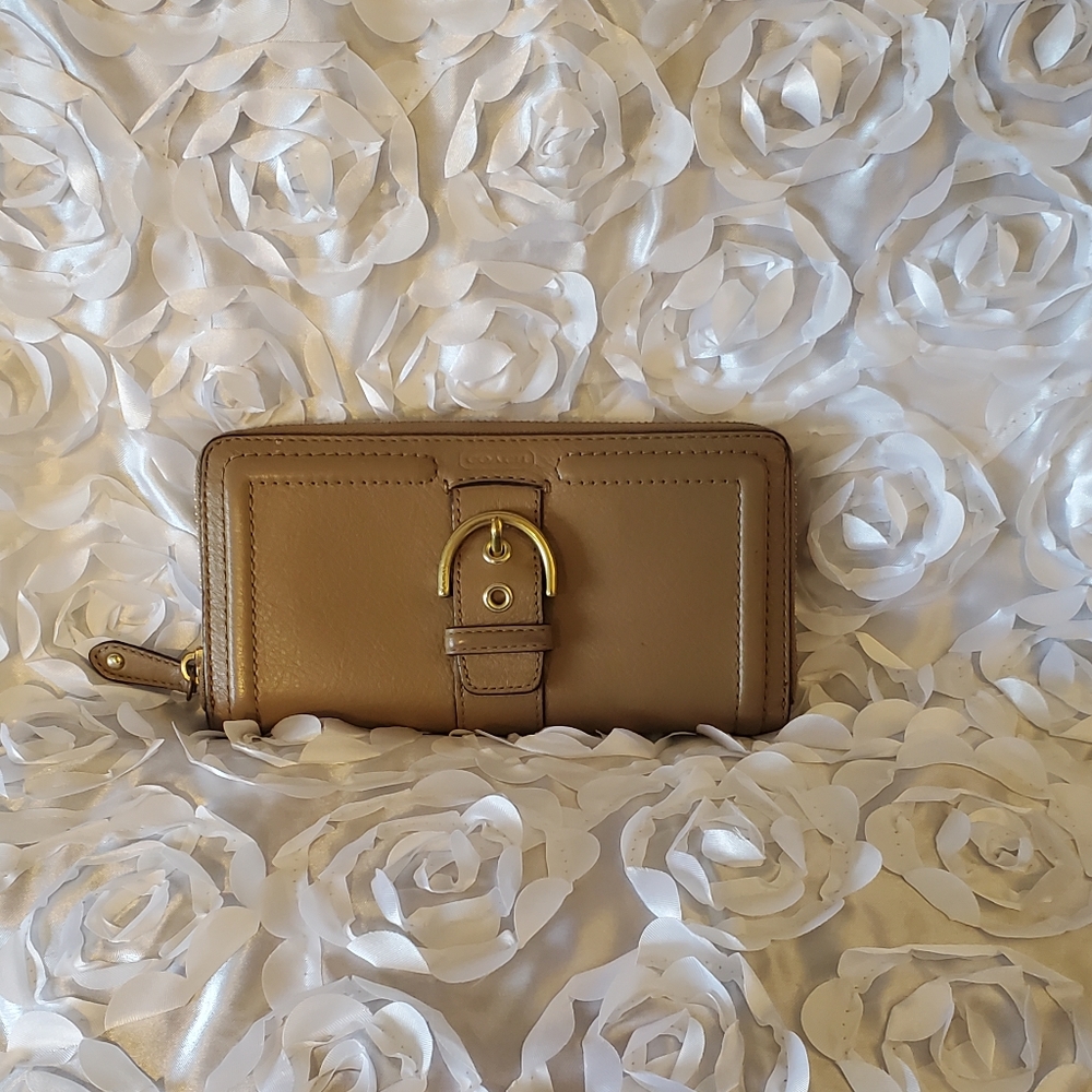 Coach leather beige wallet with zipper.